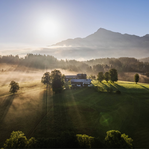 die-ersten-sonnenstrahlen-im-brixental-3