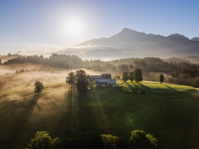 Die-ersten-Sonnenstrahlen-im-Brixental